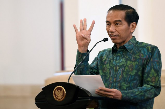 Jokowi Visits Natuna, Observes Military Exercise