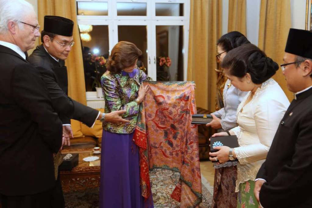 Raja Swedia, Carl XVI Gustaf dan Ratu Silvia saat kunjungi KBRI Stockholm 8 Mei lalu (Foto: Dok.KBRI Stockholm).