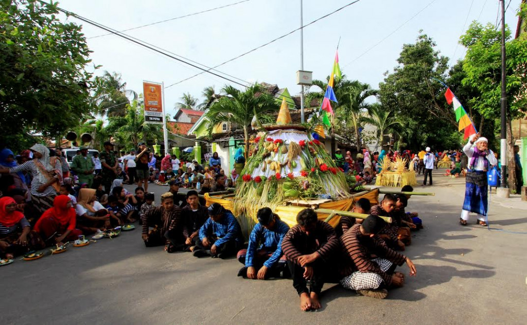 Tradisi Barikan Qubro yang diselenggarakan masyarakat Karimunjawa