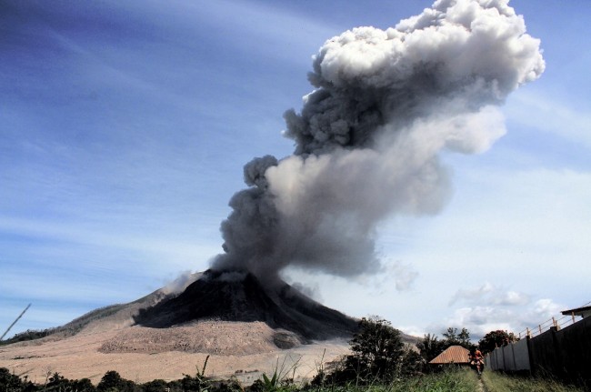 Maskapai Penerbangan Diminta Waspadai Erupsi Gunung Sinabung