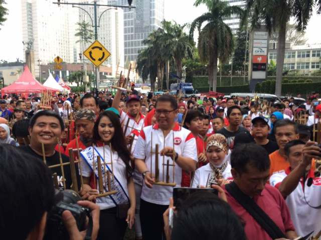 Menunjukkan Kesatuan Indonesia Melalui Angklung