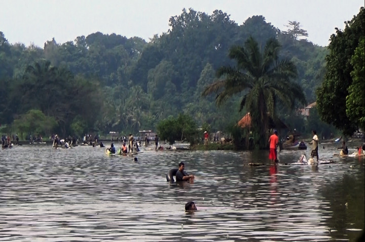 Warga Bogor Jalani Tradisi Ngubek Setu