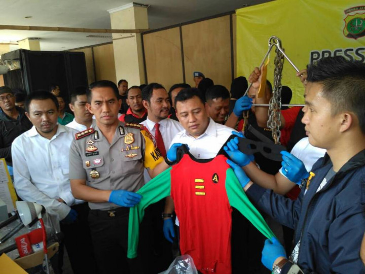 Penari di Pesta Homoseks Berkostum Superhero