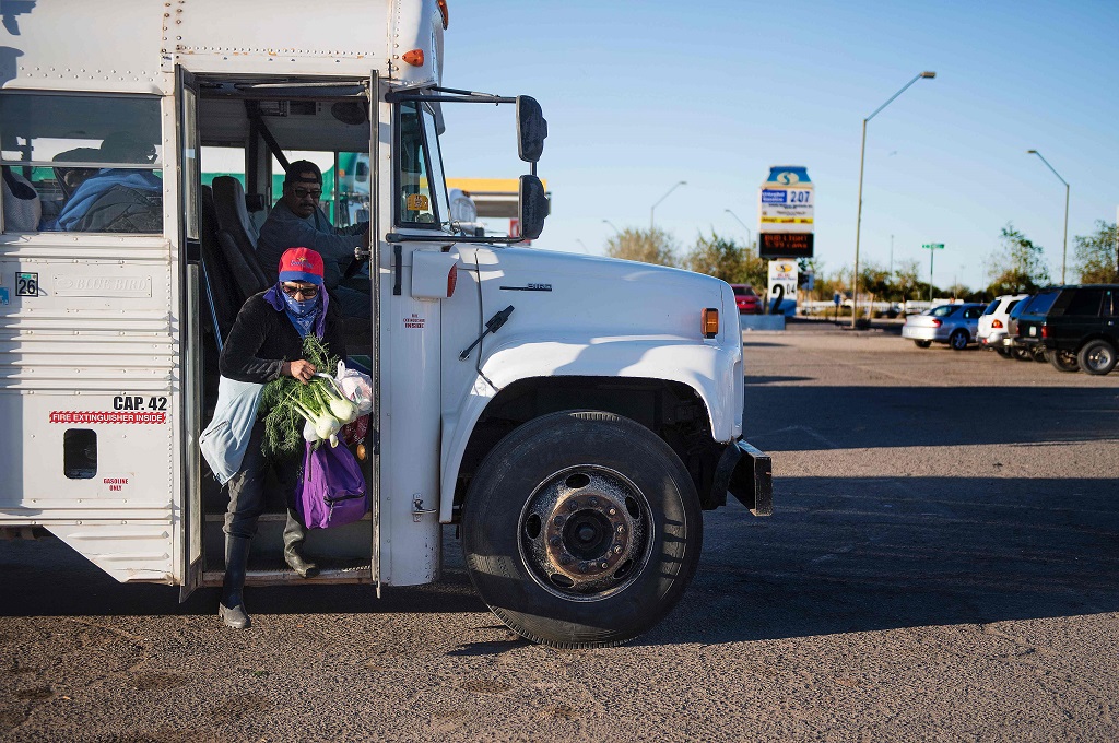 Seorang wanita turun dari bus yang dengan rute AS-Meksiko. (Foto: AFP/JIM WATSON)