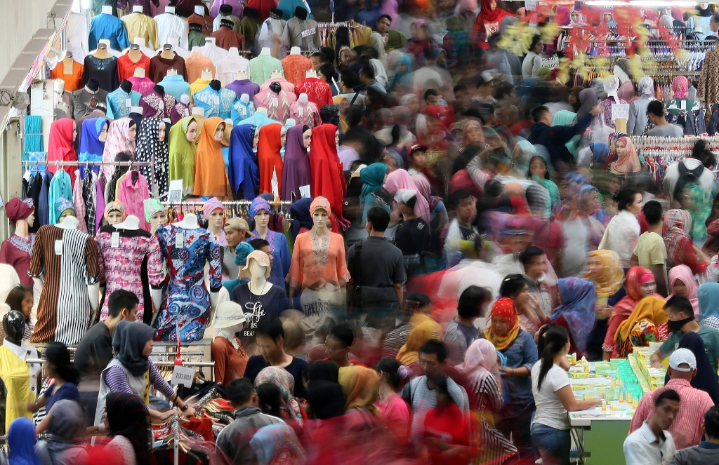 Ilustrasi. Masyarakat menyerbu Pasar Tanah Abang untuk berbelanja pakaian menjelang lebaran. (foto: MI/Ramdani)