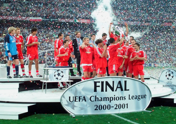 2001: Bayern Muenchen Angkat Trofi Liga Champions di San Siro