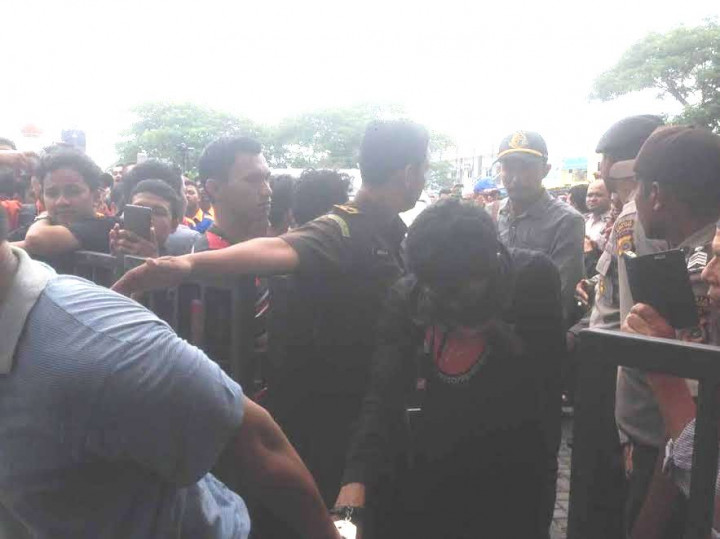 Pasangan Homoseksual di Aceh Dicambuk di Muka Umum