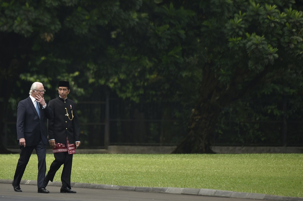 Presiden Jokowi dan Raja Swedia berjalan di halaman belakang Istana Bogor, Senin 22 Mei 2017, Ant - Puspa Perwitasar