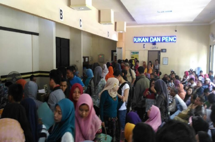 Hampir Setiap Hari, Kantor Disdukcapil Jombang Dipadati Warga
