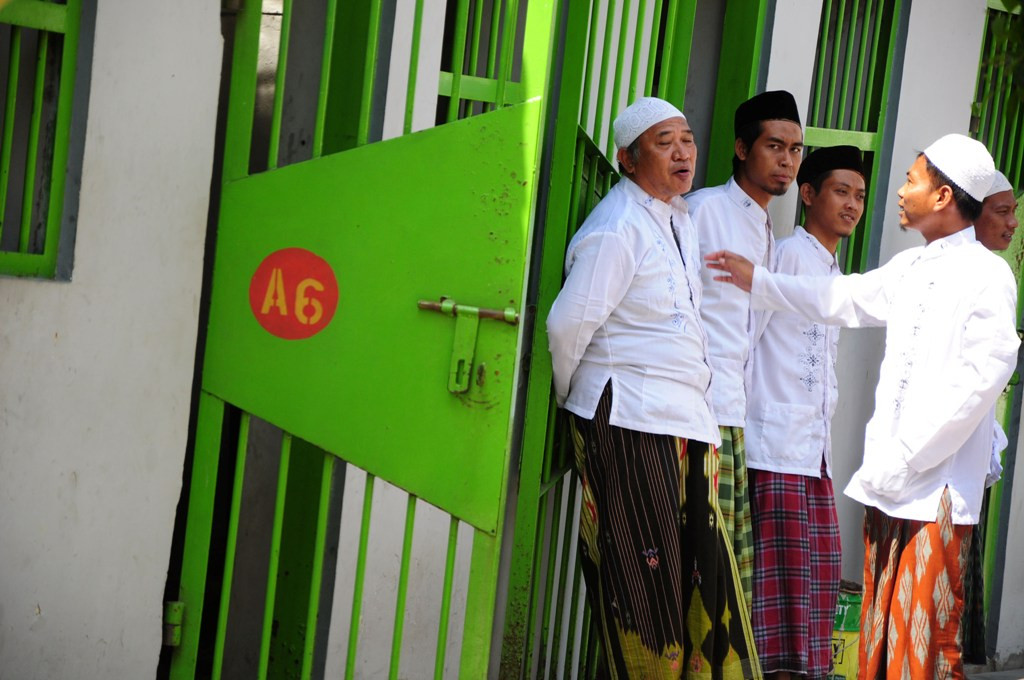 Ilustrasi. Sejumlah narapidana (napi) berdiri di depan kamarnya sebelum mengikuti pengajian di pondok pesantren Nurul Hidayah Lembaga Pemasyarakatan (lapas) Tegal. (foto: ANTARA/Oky Lukmansyah)