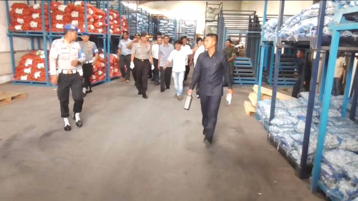 Polisi Gerebek Gudang Penimbunan Bawang dan Cabai dari India