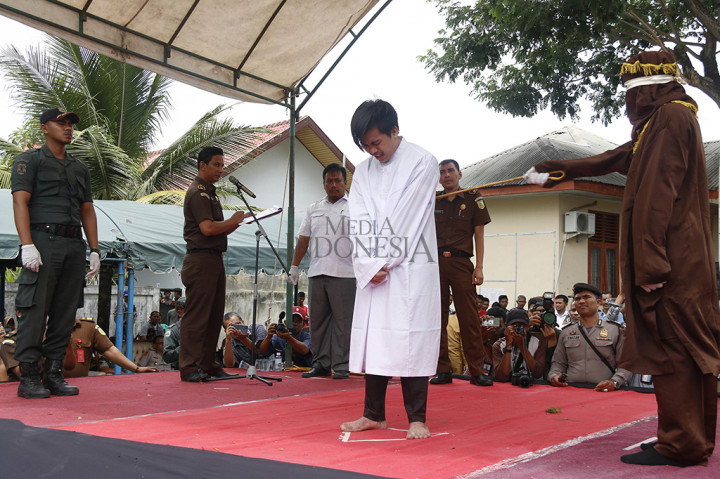 10 Pelanggar Syariat Islam di Aceh Dihukum Cambuk