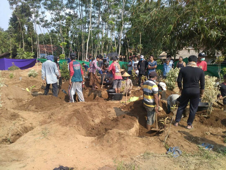 Terdampak Tol Pemalang-Batang, Ratusan Makam Dibongkar