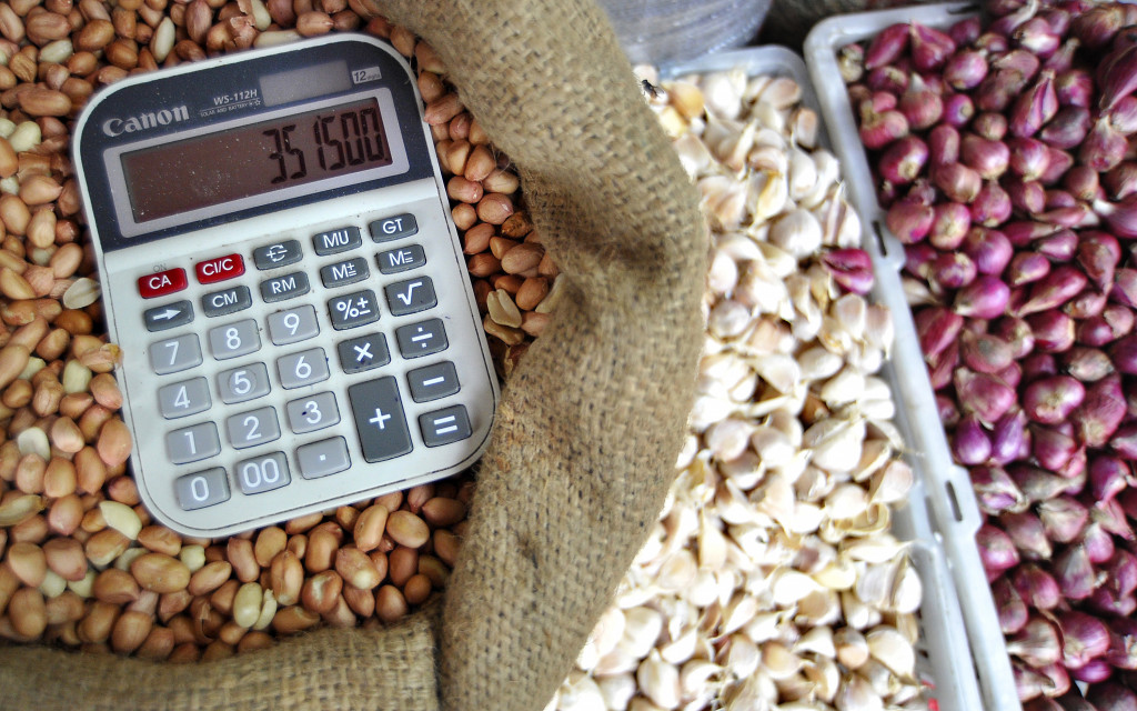 ILUSTRASI: Kalkulator tergeletak di barang dagangan di Pasar Senen, Jakarta/ANTARA/FANNY OCTAVIANUS