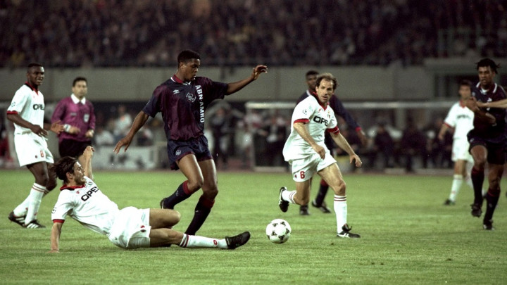 1995: Kluivert Persembahkan Trofi Liga Champions untuk Ajax