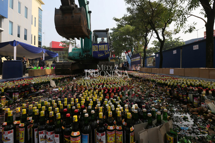 Bea Cukai Banten Musnahkan Ribuan Botol Miras dan Rokok Ilegal