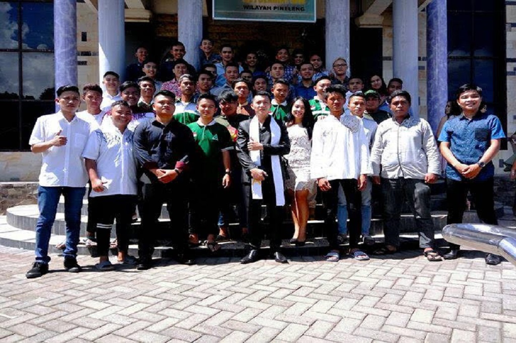 Pemuda dari berbagai agama di Desa Sea Induk berfoto bersama di peringatan Paskah 2017, dok:istimewa 