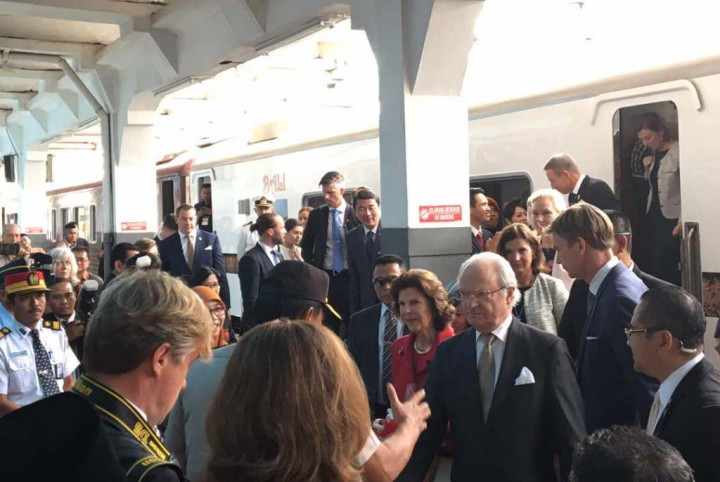 Turun dari Kereta, Raja Swedia Disambut Gubernur Jabar