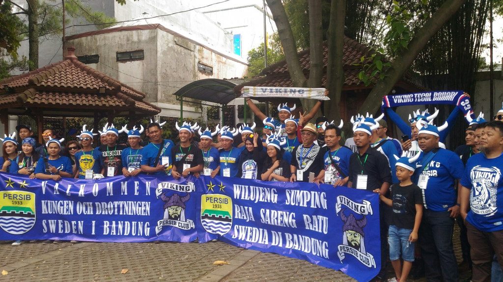 Suporter Persib Bandung, Viking berpose di Pendopo Kota Bandung, Jawa Barat. (Metrotvnews.com/Roni Kurniawan)