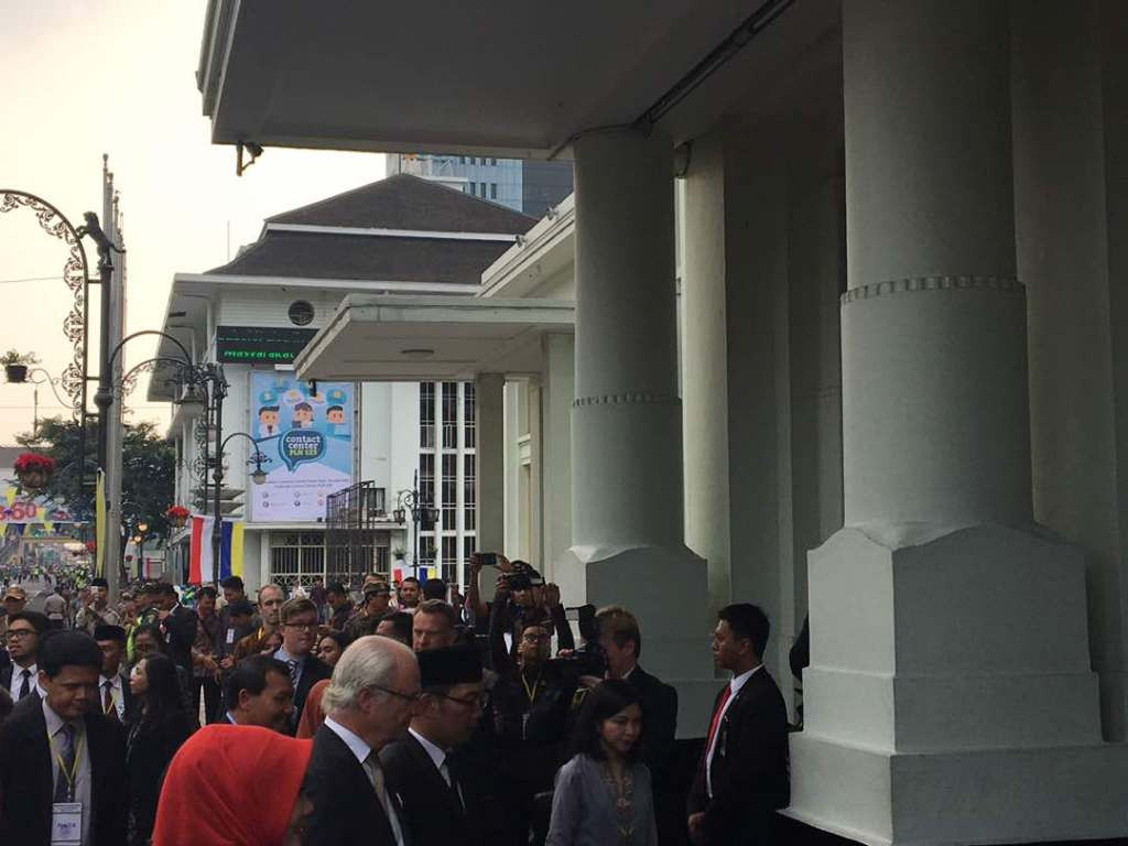 Raja Swedia Carl XVI Gustaf ditemani Wali Kota Bandung Ridwan Kamil di Museum KAA (Foto: Sonya Michaella/Metrotvnews.com).