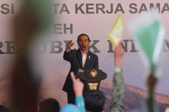 Jokowi Bagikan Sertifikat Tanah untuk Ribuan Warga di Jatim