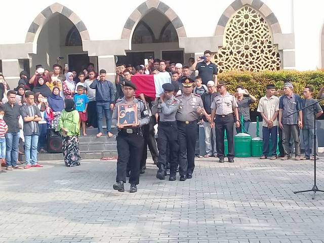 Seorang Polisi Korban Ledakan Kampung Melayu Dimakamkan di Lampung