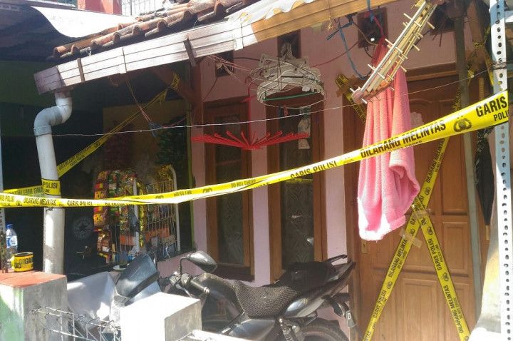 Polisi Geledah Rumah Diduga Ditempati Pelaku Bom Kampung Melayu