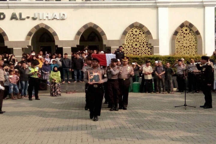 Keluarga Antar Jenazah Bripda Ridho ke Lampung