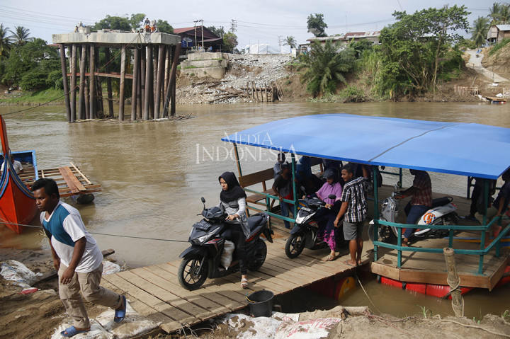 Jembatan Rusak, Warga Gunakan Getek untuk Menyebrang