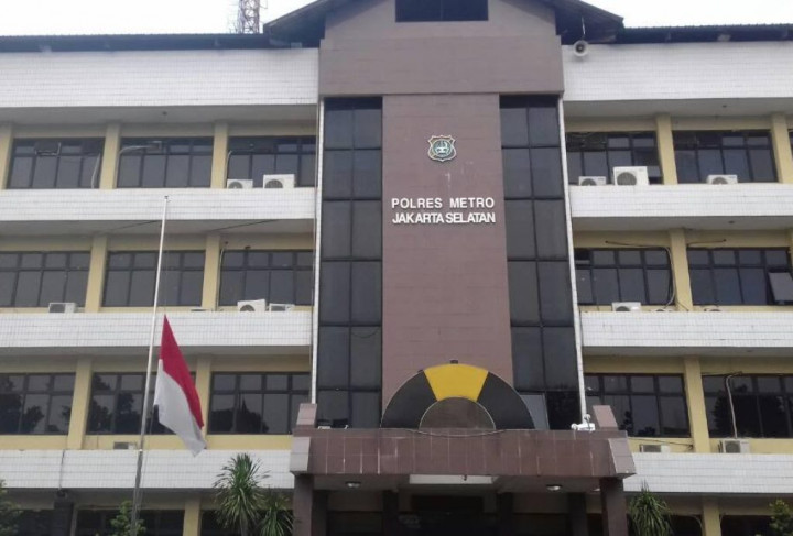 Polres Jaksel Kibarkan Bendera Setengah Tiang