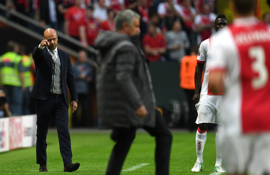 Pelatih Ajax Peter Bosz sedang mendampingi anak-anak asuhnya bertanding kontra Manchester United. (Paul ELLIS / AFP)