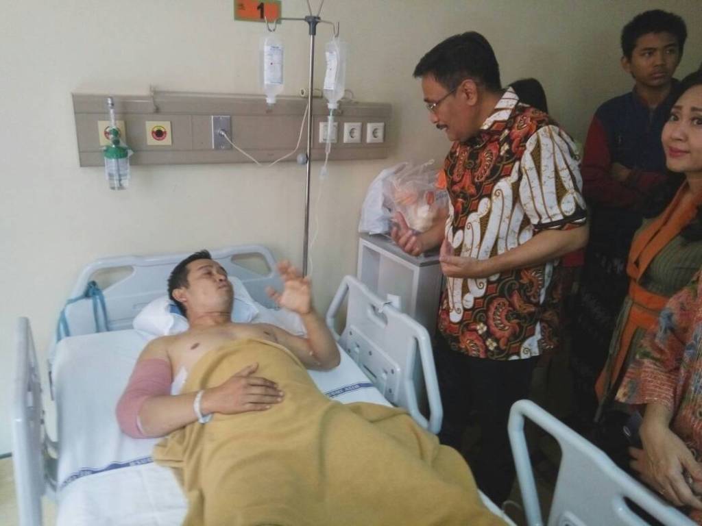 Pelaksana tugas (Plt) Gubernur DKI Jakarta Djarot Saiful Hidayatmenjenguk korban bom Kampung Melayu, Jakarta Timur, di RSUD Budhi Asih. Foto: MTVN/Intan Fauzi.