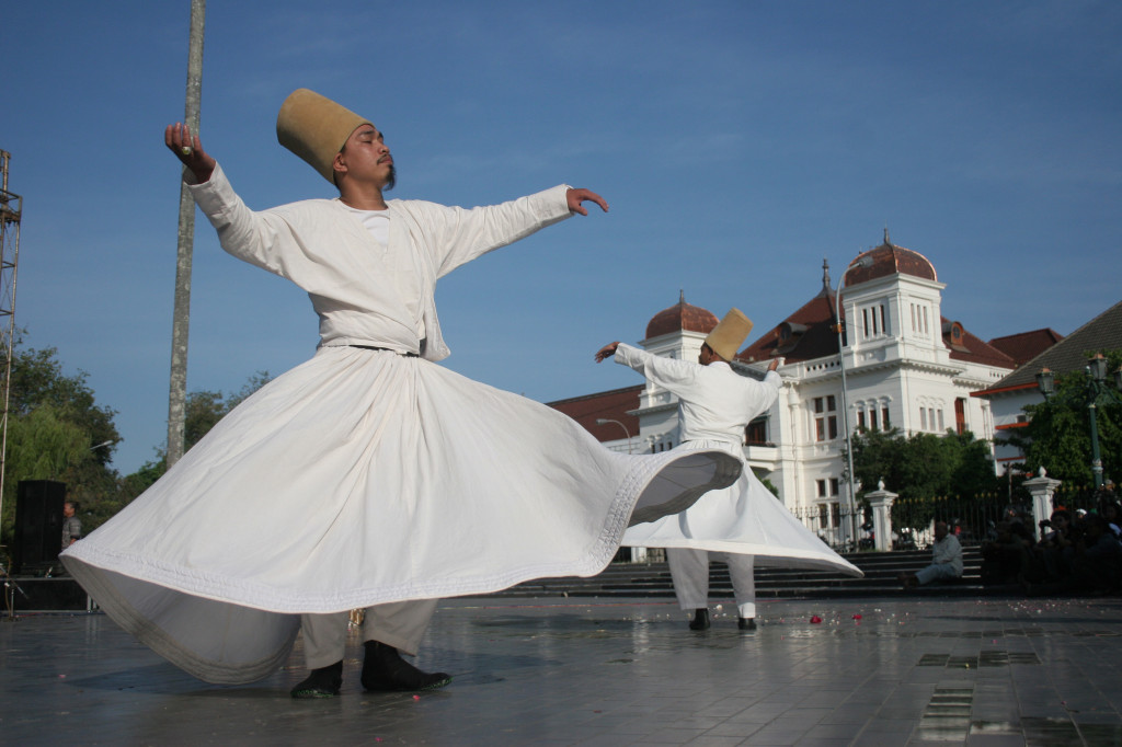 ILUSTRASI: Tarian Sufi Whirling di Monumen Serangan Oemoem 1 Maret Yogyakarta, Selasa (31/7)/FOTO ANTARA/Regina Safri