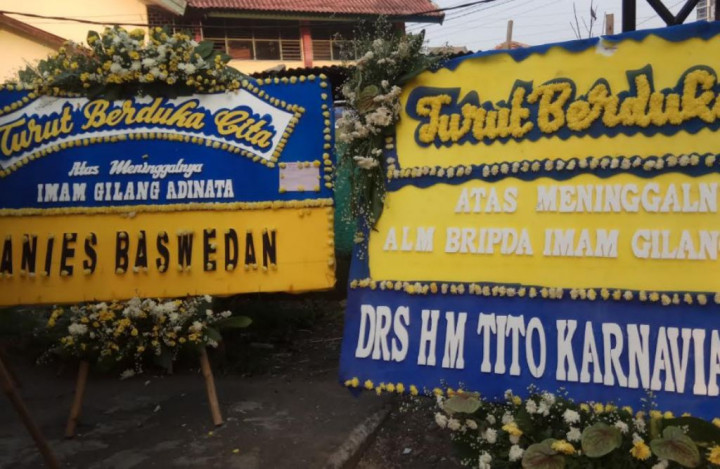 Karangan Bunga Terus Berdatangan di Kediaman Briptu Imam
