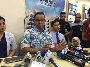 Anies Prihatin Melihat Kondisi Korban Bom Kampung Melayu