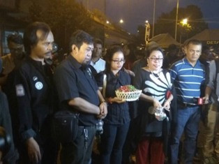 Sejumlah Warga Menabur Bunga di Lokasi Ledakan Kampung Melayu