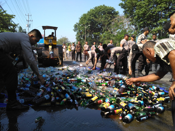 Ribuan Miras Dimusnahkan, Ormas <i>Sweeping</i> Ditindak