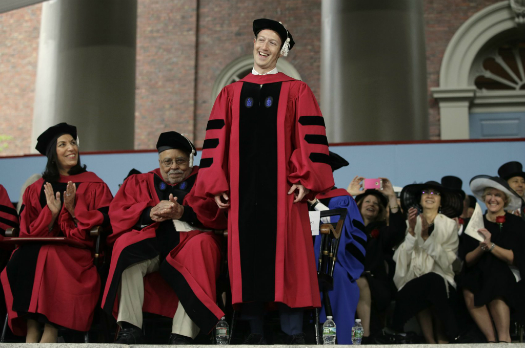 Mark Zuckerberg peroleh gelar sarjanan kehormatan dari Harvard University.