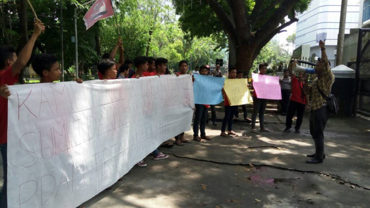 Tarif Air Naik, Massa Minta DPRD Panggil Gubernur Sumut