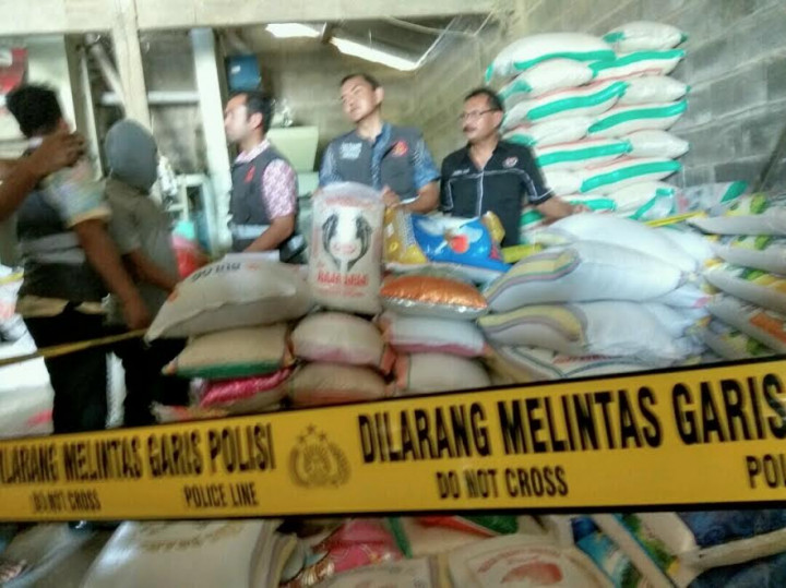 Gudang Pengoplos Raskin di Sidoarjo Digerebek