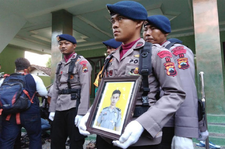 Briptu Imam Gilang Dimakamkan Dekat Pusara Kakeknya