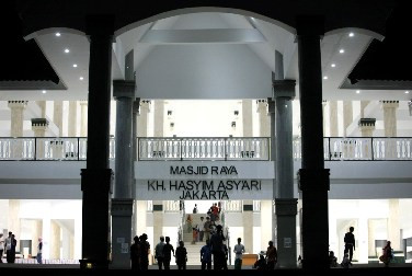 Ajak Istri dan Anak, Djarot Tarawih di Masjid Raya KH Hasyim Asyari