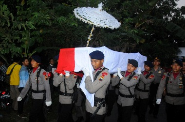 Duka Kapolri saat Tiga Anggotanya Gugur Karena Bom Bunuh Diri