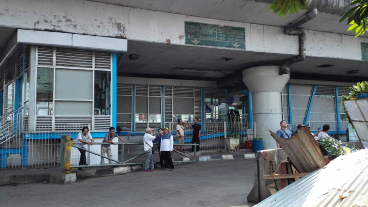 Halte TransJakarta Kampung Melayu Mulai Dibersihkan
