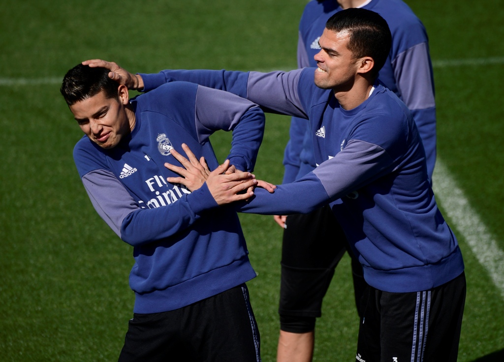 James Rodriguez (kiri) bersama Pepe (PIERRE-PHILIPPE MARCOU / AFP)