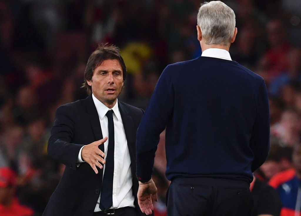 Arsene Wenger (menghadap belakang) dan Antonio Conte (AFP PHOTO / Ben STANSALL)