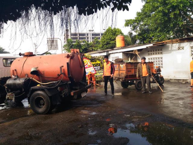 Lokasi Ledakan Bom Kampung Melayu Mulai Dibersihkan