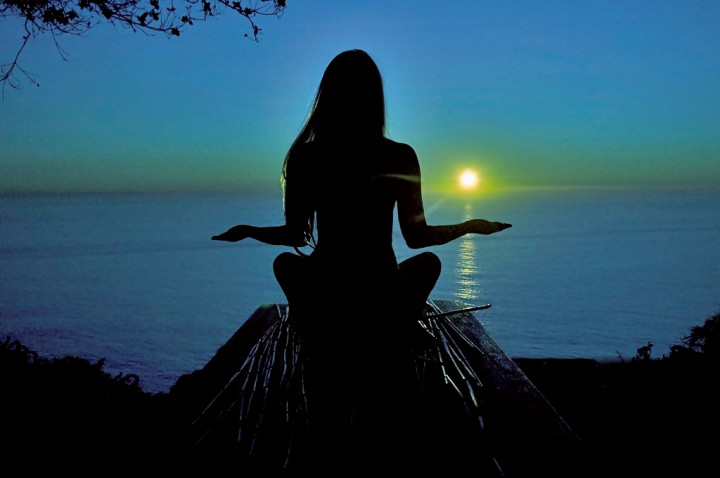 Yoga Alien, Tren Olahraga Unik dari Instagram