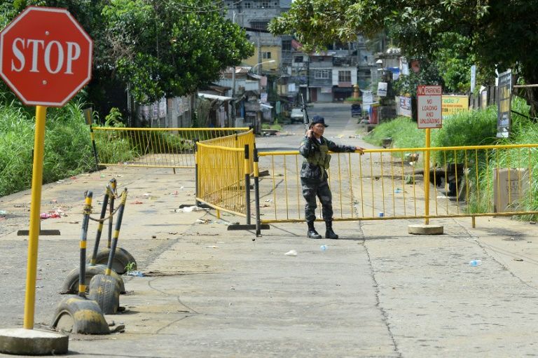Fighting between Islamist militants and Philippine security forces in the southern city of Marawi has entered its sixth day, with most of the city's residents forced to flee