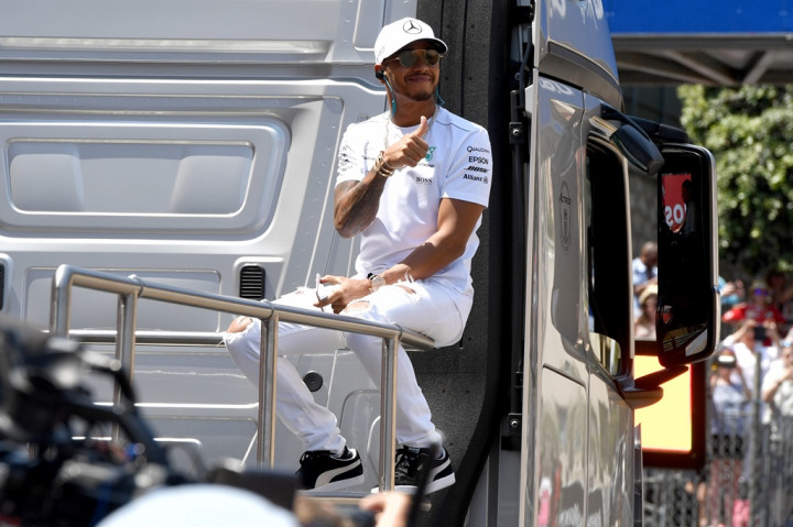 Usia Bikin Hamilton Urung Terjun ke MotoGP